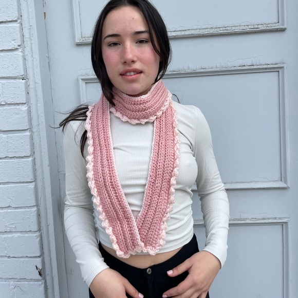 Beautiful handmade crochet scarf - Picture 3 of 3